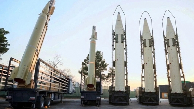 Tên lửa Iran tiếp tục xuyên thủng Vòm Sắt; Israel dọa truy sát lãnh đạo Iran