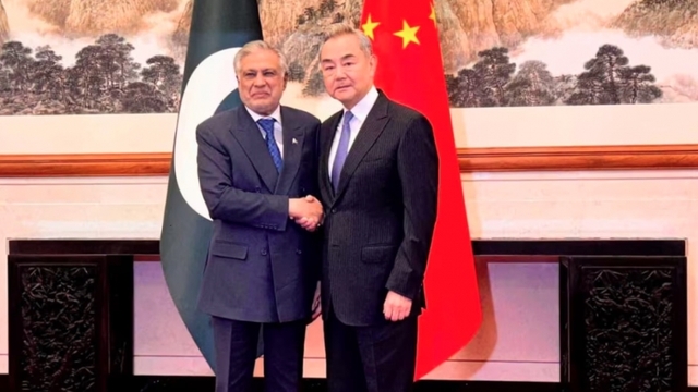 Lửa chiến vùng Vịnh lan rộng, Trung Quốc cân não giữa can dự và đứng ngoài