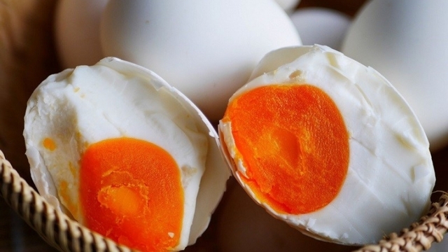 Ăn trứng muối có cần luộc không? Sự thật khiến nhiều người bất ngờ