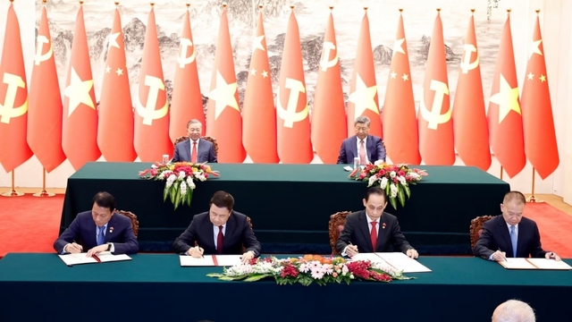 Việt Nam và Trung Quốc ký kết 32 văn kiện hợp tác