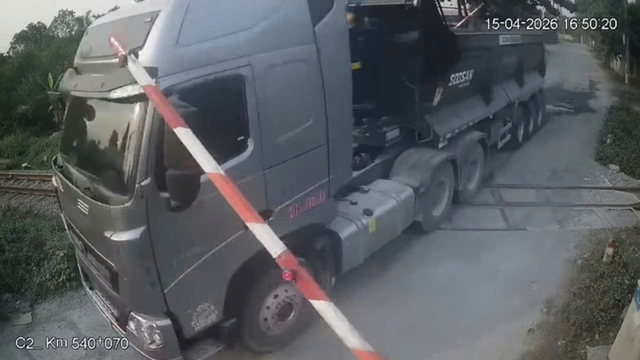 Quảng Trị xử lý tài xế ô tô đầu kéo liều lĩnh vượt rào chắn đường sắt khi đèn đỏ