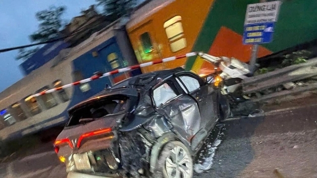 Cố vượt qua đường ray, ô tô bị tàu hỏa tông tại Đại Xuyên, Hà Nội