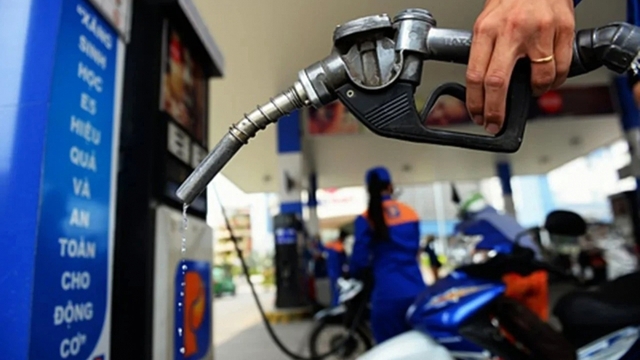 Giá xăng dầu giảm sâu: “Khoảng thở” và áp lực điều hành