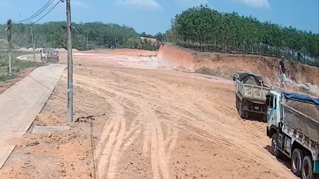 Người dân khẩn thiết cầu cứu vì nhóm người lạ “khoét” đất gây sạt lở ở Đồng Nai