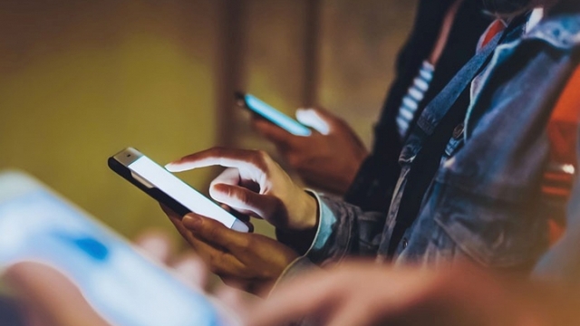 Cúi đầu xem điện thoại quá nhiều, nam sinh bàng hoàng khi bị liệt nửa người