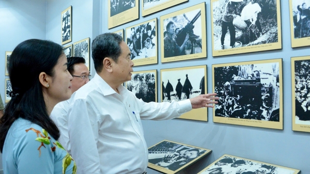 Chủ tịch Quốc hội Trần Thanh Mẫn dâng hương tại Di tích lịch sử Dinh quận Hóc Môn