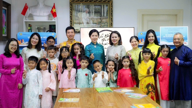 Phu nhân Tổng Bí thư, Chủ tịch nước Tô Lâm tặng tủ sách tiếng Việt cho lớp học Lạc Hồng