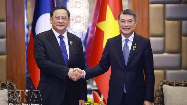 Vietnam PM meets with Lao, Malaysian counterparts in Philippines