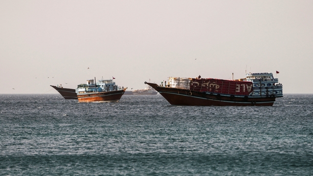 Iran cấp phép thêm cho nhiều tàu đi qua eo Hormuz