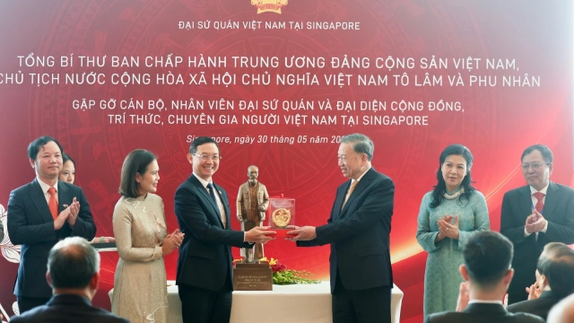 Tổng Bí thư, Chủ tịch nước Tô Lâm và Phu nhân gặp gỡ cán bộ, nhân viên ĐSQ và đại diện cộng đồng người Việt ở Singapore