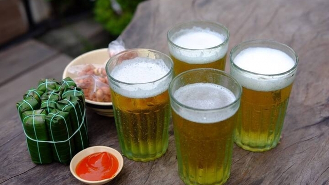 Uống bia giải nhiệt ngày nắng nóng: Chuyên gia cảnh báo càng uống càng mất nước