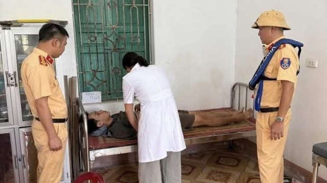 Thuyền viên nguy kịch trên sông Hồng, CSGT Ninh Bình khẩn trương cứu nạn
