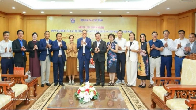 Vietnamese, Cambodian journalists strengthen cooperation