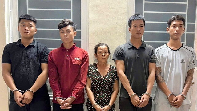 Người đàn bà 60 tuổi thuê côn đồ chém chồng