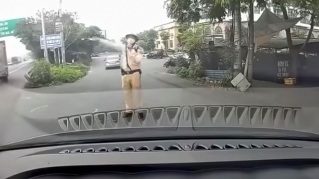 Xác minh, xử lý "thầy dạy lái ô tô" chỉ học viên đi sai làn, cãi CSGT ở Hà Nội