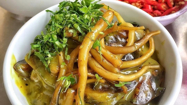Đặc sản vùi mình trong cát trông “đáng sợ” nhưng rất hút thực khách