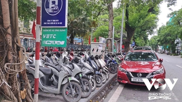 Bãi giữ xe Hà Nội chạy đua trước giờ “không tiền mặt”