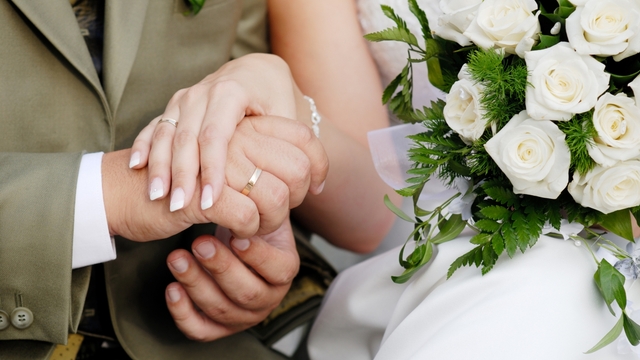 “Thích gì thì tự mua”: Lời nói khiến tôi thấy mình chưa từng được chồng yêu