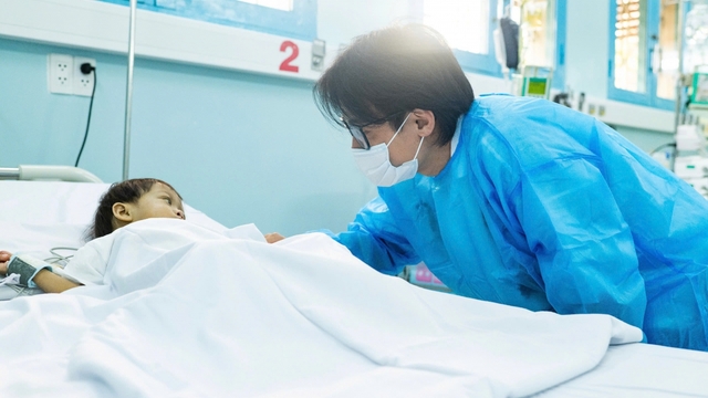 Bé gái 2 tuổi mồ côi mẹ được Hà Anh Tuấn hỗ trợ ghép gan thành công