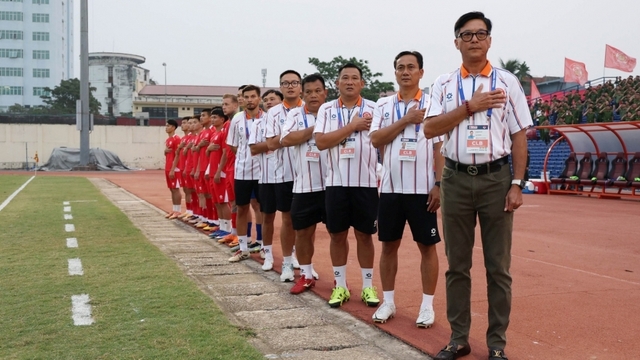 CLB CA TP.HCM chia tay HLV Lê Huỳnh Đức, ai sẽ ngồi vào "ghế nóng"?