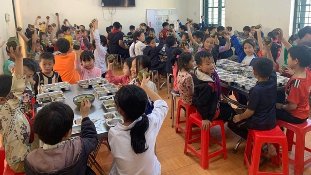 Chính phủ hỗ trợ tiền ăn và gạo cho học sinh nội trú