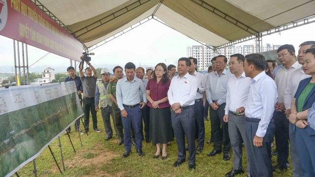 Phó Chủ tịch Quốc hội khảo sát thực địa dự án đường sắt Lào Cai-Hà Nội-Hải Phòng