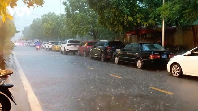 Nhiều khu vực nội thành Hà Nội sẽ có mưa lớn trong vòng 3 giờ tới