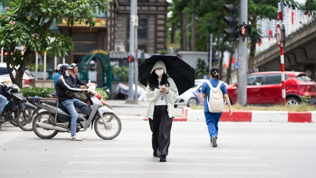 Nắng nóng cực đoan, người dân được khuyến cáo tránh ra ngoài khung giờ từ 10h-16h