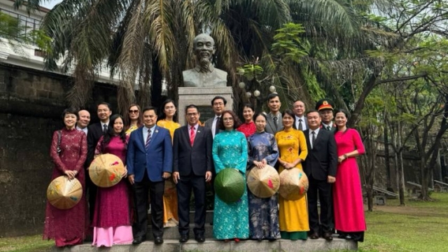 Dâng hoa kỷ niệm 136 năm Ngày sinh Chủ tịch Hồ Chí Minh tại Philippines