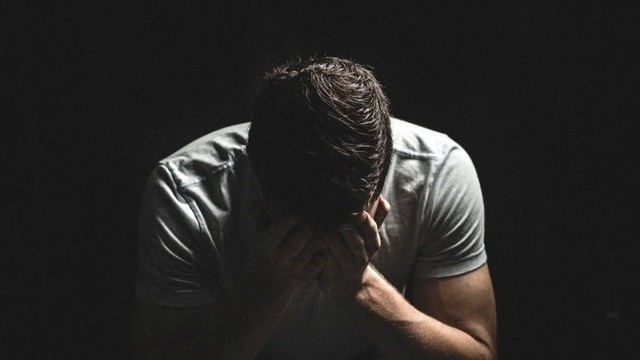 “Lúc khỏe cùng nhau, lúc ngã lại một mình”: Câu chuyện người đàn ông bị vợ rời bỏ