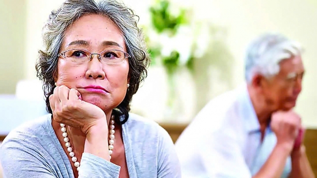 Nghỉ hưu, chồng "đổ đốn" công khai tình cảm với phụ nữ lăng nhăng và già hơn tôi