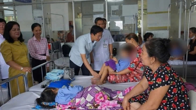 Yêu cầu điều tra nguyên nhân vụ 62 học sinh nghi ngộ độc thực phẩm ở Đồng Tháp