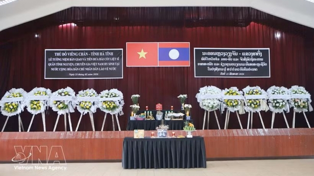 Remains of Vietnamese volunteers, experts repatriated from Laos