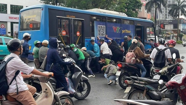 Vụ hàng chục người nâng xe buýt cứu cô gái ở Hà Nội: Sức khoẻ nạn nhân giờ ra sao?