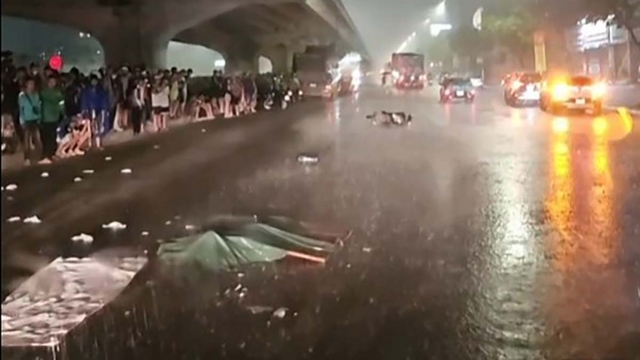 Xe máy va chạm với ô tô trên đường Nguyễn Xiển khiến 1 người tử vong giữa trời mưa