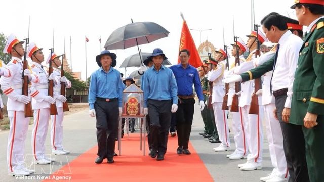 Remains of 158 Vietnamese volunteer soldiers, experts repatriated from Cambodia
