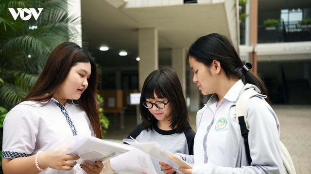 Đề thi môn Toán dành cho lớp chuyên Tin Hà Nội năm học 2026-2027