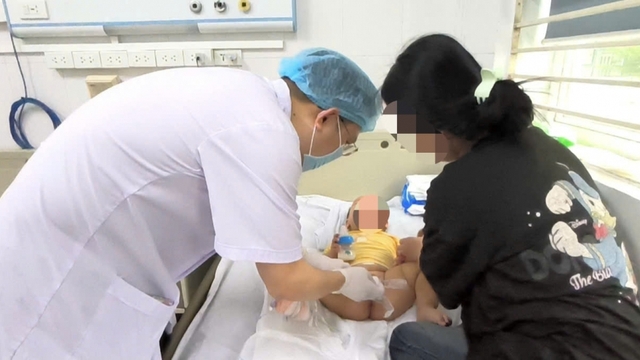 Phát hiện u tinh hoàn ác tính ở bé trai 13 tháng tuổi từ dấu hiệu sưng bìu