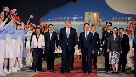 Tổng thống Mỹ Donald Trump đến Bắc Kinh, bắt đầu thăm Trung Quốc