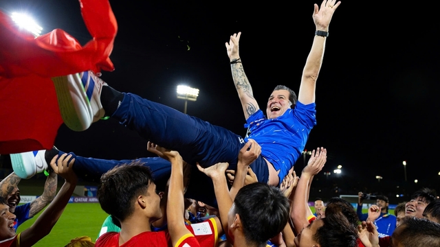 HLV Roland trải lòng về điều đầu tiên nghĩ tới khi U17 Việt Nam giành vé World Cup