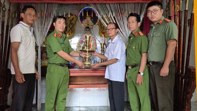 Trộm lư hương, chân đèn và dây chuyền vàng tại miếu Bà ở TP.HCM