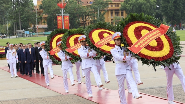 Kỷ niệm 136 năm Ngày sinh Chủ tịch Hồ Chí Minh: Lãnh đạo Đảng, Nhà nước vào Lăng viếng Bác