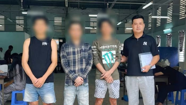Ho Chi Minh City police receive four Vietnamese deported from Cambodia