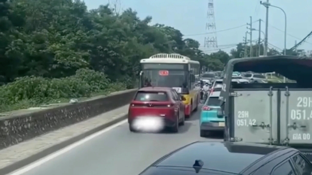 Đường tắc dài, tài xế ô tô "khôn lỏi" không chịu xếp hàng và cái kết