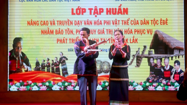 Truyền dạy sử thi, lời nói vần Êđê cho thế hệ trẻ tại Đắk Lắk