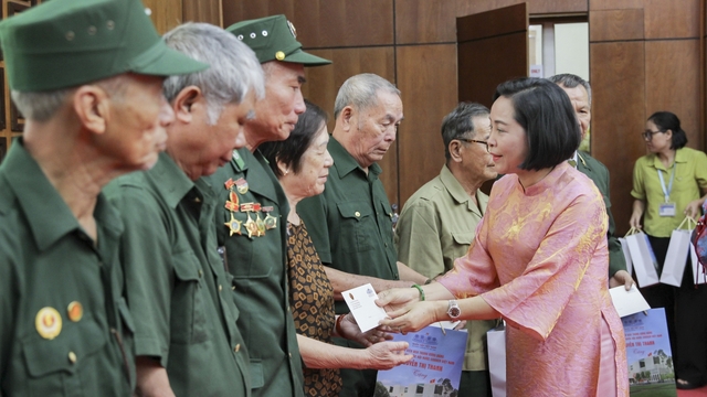 Phó Chủ tịch Quốc hội Nguyễn Thị Thanh trao quà cho gia đình chính sách, học sinh