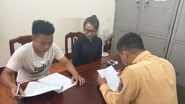 Phạt và tịch thu xe nam thanh niên dùng chân điều khiển mô tô