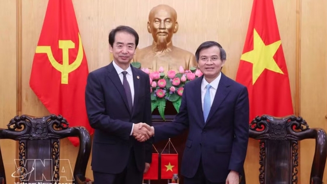 Vietnam, China foster cooperation in theory research, official training