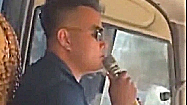 Tài xế vừa hát karaoke vừa lái xe khách ở Nghệ An bị phạt 5,9 triệu đồng
