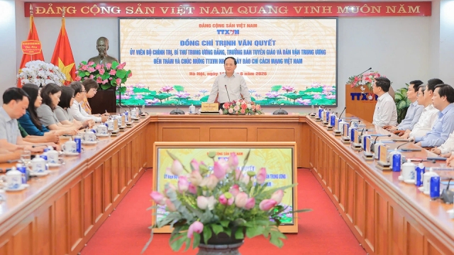 Trưởng Ban Tuyên giáo và Dân vận Trung ương chúc mừng báo chí và nhà báo lão thành